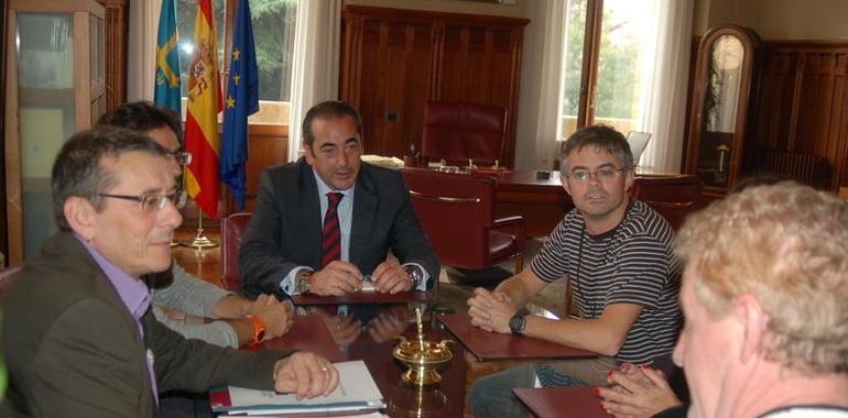 Representantes de la Red Europea contra la Pobreza, en el Parlamento de Asturias