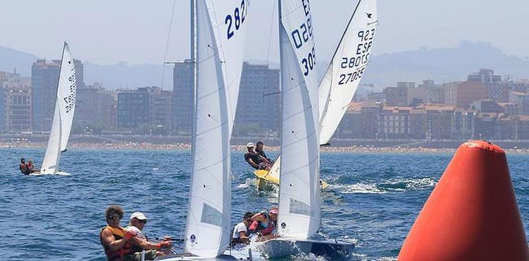 El Trofeo de Otoño de Vela Ligera del Real Club Astur de Regatas ya tiene líderes