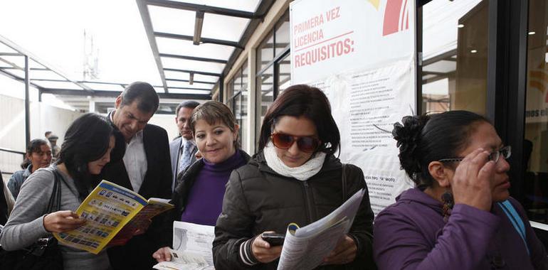 El presidente Correa, a la cola, como uno más