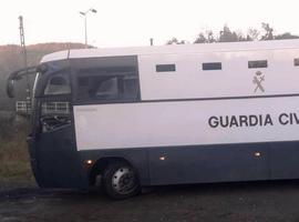 Dos agentes de la Guardia Civil salvan la vida a un interno que trasladaban al HUCA