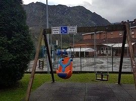Morcín instala el primer columpio adaptado para niños con diversidad funcional