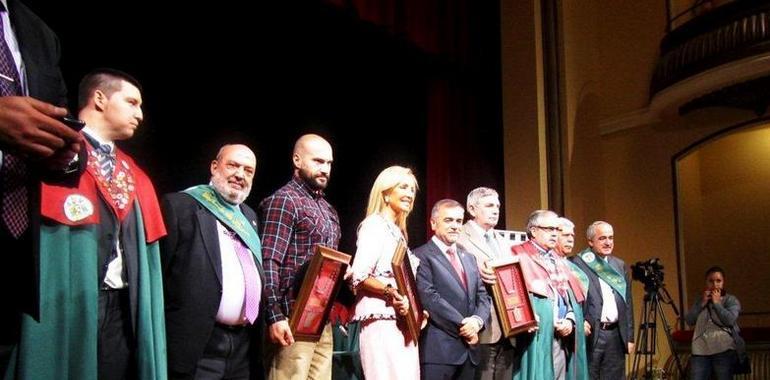 Carmen Lomana con la Cofradía de la Alubia de la Bañeza 