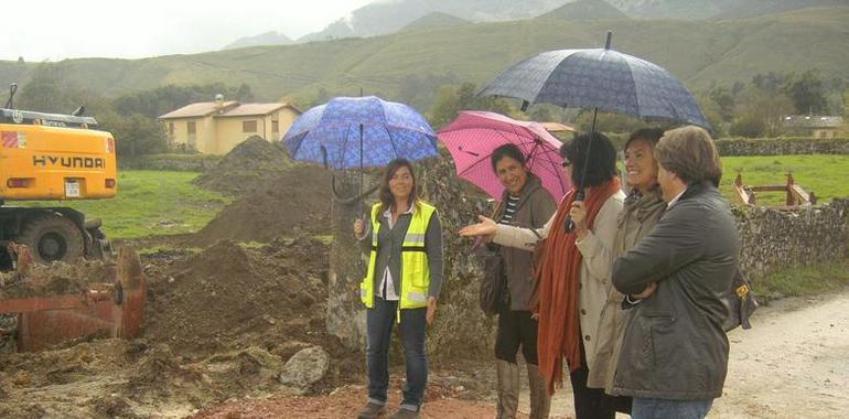 La Alcaldesa de Llanes visita las obras del saneamiento de San Roque del Acebal