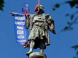 La estatua de Colón de Barcelona 'denuncia' la indiferencia política frente a la crisis climática