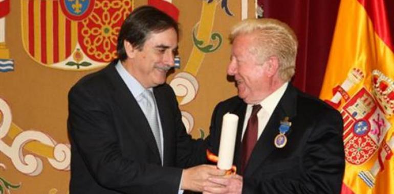  Manuel Zaguirre recibe la Medalla de Oro al Mérito en el Trabajo 