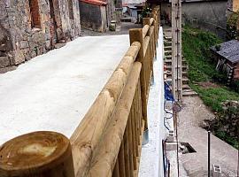 Llanes construye un muro de hormigón armado en Riensena para reforzar un camino vecinal