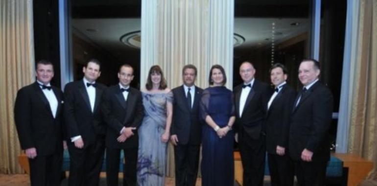 Latin Trade entrega premio especial al Presidente Fernández por su exitosa trayectoria pública 