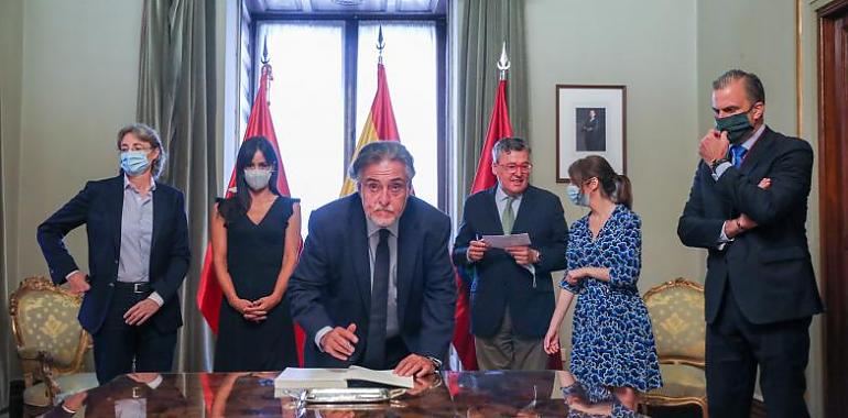 Madrid firma el pacto por la recuperación al que se niega Casado