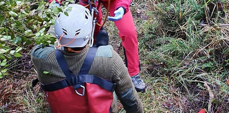 Trasladan al HUCA en helicóptero a un cazador herido en un pie en Villaviciosa
