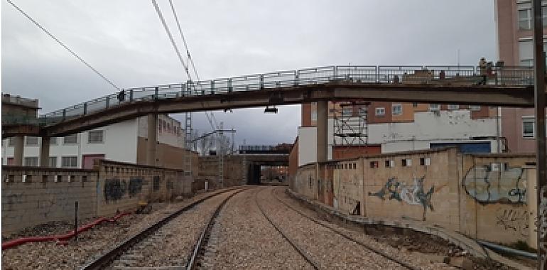 Adif retira la pasarela peatonal del Camino de Santiago, en San Andrés del Rabanedo 
