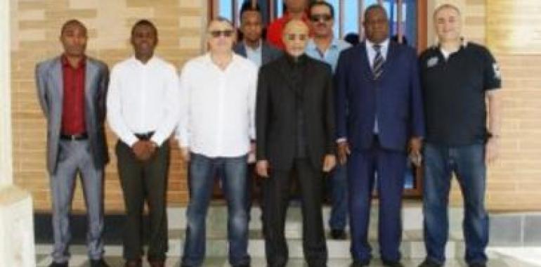 El candidato a la presidencia de la FIFA visita Malabo