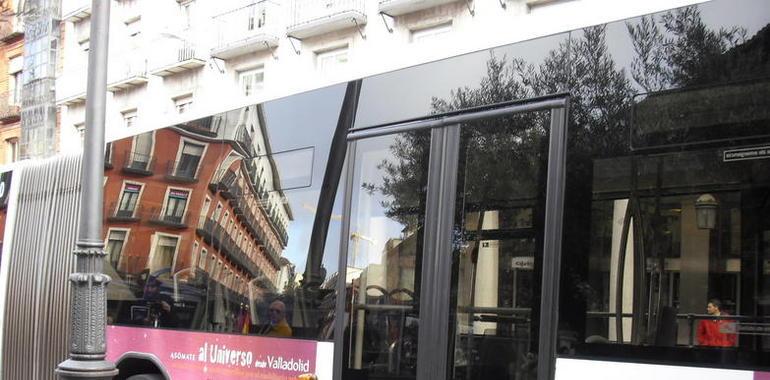 El primer autobús híbrido diesel-eléctrico de Valladolid empieza a prestar servicio