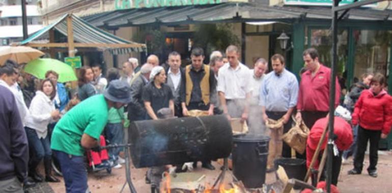 El domingo a mediodia, multitudinario "amagüestu"  con sidra del duernu en Gascona