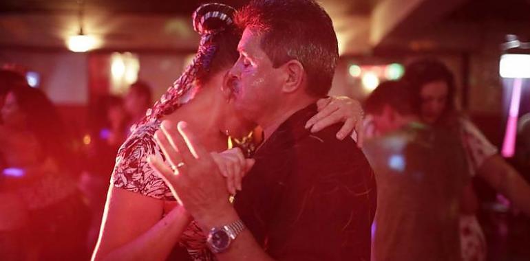 Escuchar una canción junto a tu pareja ¿te pone caliente? Un estudio demuestra que sí