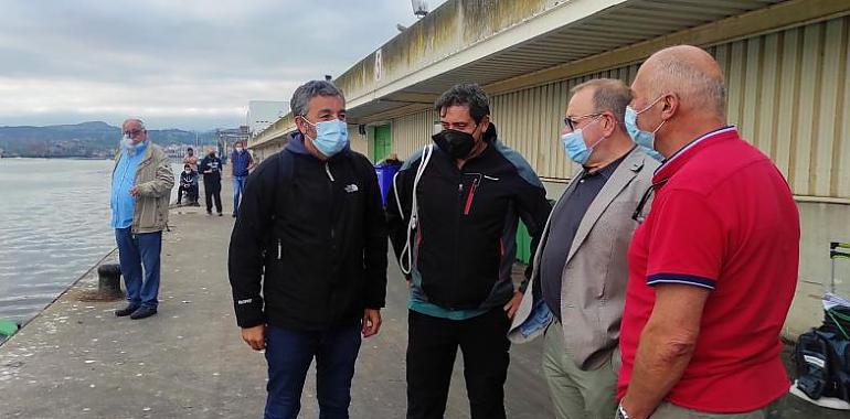 El consejero de Medio Rural y Cohesión Territorial pasa una noche en el barco de cerco artesanal Santina pescando sardina