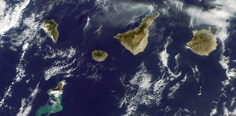 El volcán submarino de El Hierro visto desde el espacio