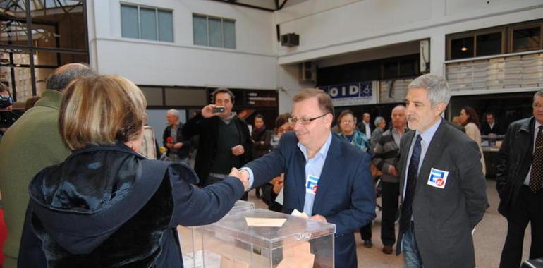Candidatos de IU votan en Gijón