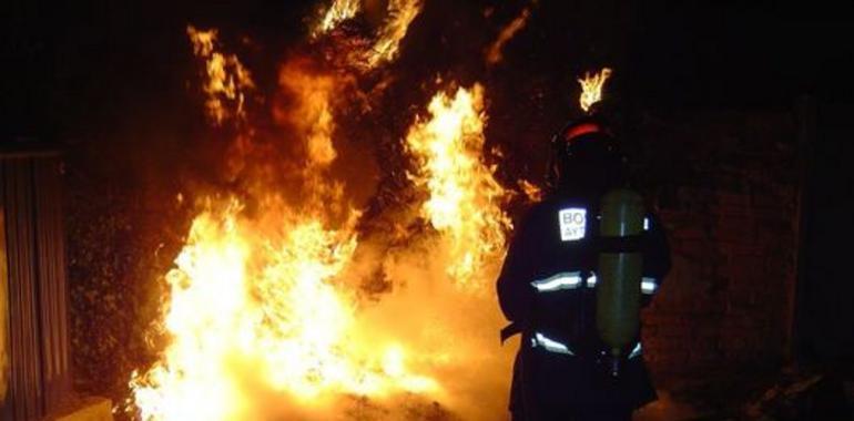 Varios bomberos heridos al sofocar un voraz incendio en una nave de muebles, en Porceyo