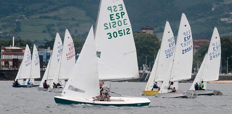El sábado arranca en la bahía de Gijón el Trofeo de Primavera de Snipe del Real Club Astur de Regatas