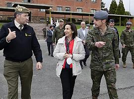 La  ministra rinde homenaje al regimiento de Asturias, segundo en el órden de Europa