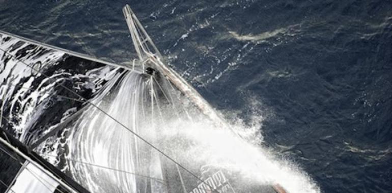 El Puma Mar Mostro rompe el mástil en medio del Atlántico Sur