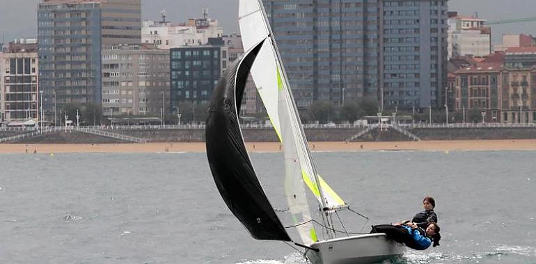 Ya se conocen los primeros líderes del Trofeo de Verano de Vela Ligera del Real Club Astur de Regatas