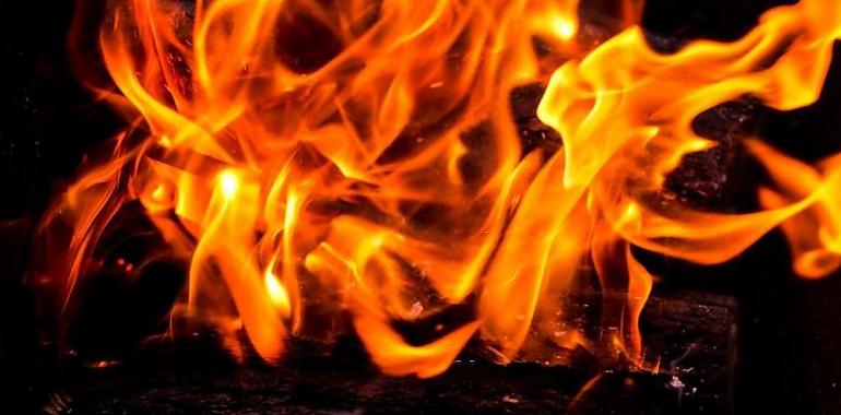 Incendio de miles de litros de aceite en una nave abandonada en Siero