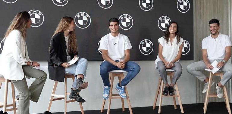 Carlos Alcaraz conversa con los más jóvenes en su presentación oficial con BMW España