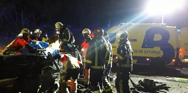 Un muerto y cuatro heridos, dos graves, en accidente múltiple en Ribera de Arriba