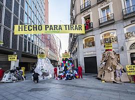 Greenpeace coloca montañas de residuos en Madrid contra la sobreproducción del Black Friday