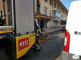 Sofocado el incendio declarado en un piso ubicado en la calle El Nuberu de Avilés esta mañana
