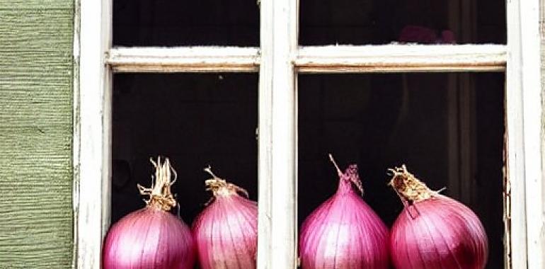 Tradiciones curiosas de Fin de Año en el mundo: ¿estarías dispuesto a dejar de comer las 12 uvas y, en su lugar, colgar cebollas en las ventanas de tu casa?