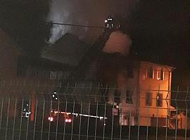 Una mujer fallecida y otra gravemente herida en el incendio declarado esta madrugada en una vivienda ubicada en la localidad de Limés en Cangas del Narcea