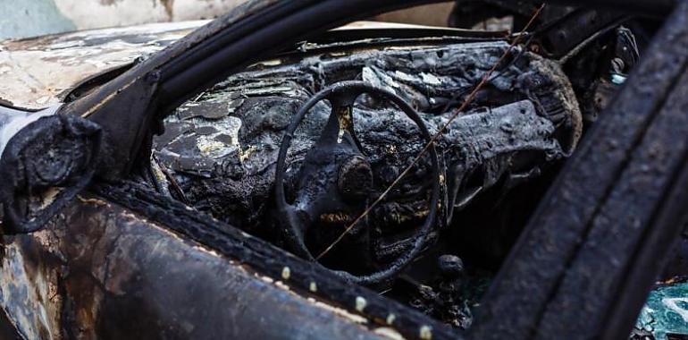 Incendio de madrugada en Avilés que ha calcinado un vehículo y el humo ha afectado a toda la planta del aparcamiento