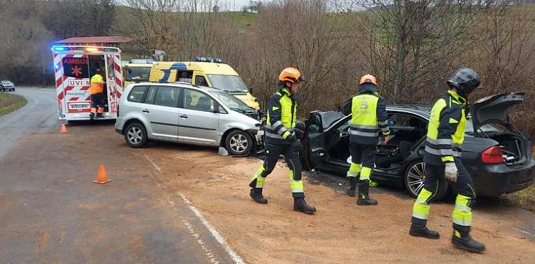 Tres personas han resultado heridas en un accidente de tráfico en la AS-114, en Cangas de Onís