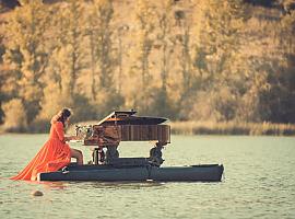 Regresa a Asturias la Pianista roja y su Piano Flotante
