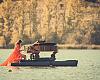 Regresa a Asturias la Pianista roja y su Piano Flotante