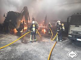 Incendio en Siero calcina cinco vehículos, dos excavadoras y tres camiones
