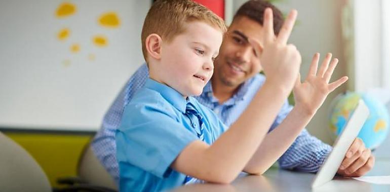 Más apoyo al alumnado con discapacidad auditiva en los centros sostenidos con fondos públicos