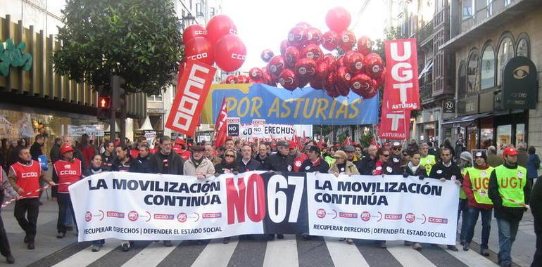 Miles de personas secundan en Oviedo la manifestación sindical del 1 de mayo