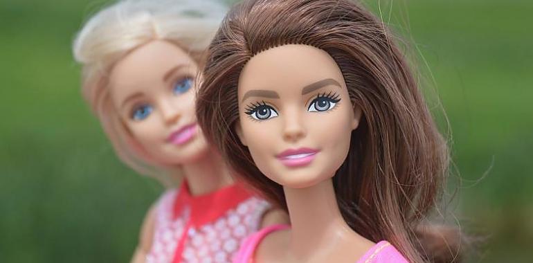 Alarma por el reparto gratuito de Barbies en escuelas británicas