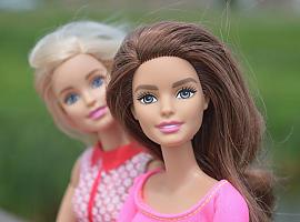 Alarma por el reparto gratuito de Barbies en escuelas británicas