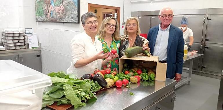 La concejalía de Centros Sociales hace una donación de productos del programa Huerto Urbano a la Cocina Económica de Oviedo
