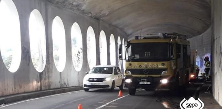 Un motorista ha fallecido y otro ha resultado herido en un accidente de tráfico en la tarde de ayer en el falso túnel de Estacadas,en Cabrales.