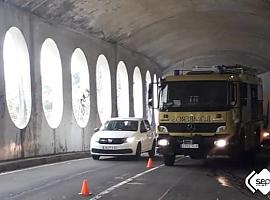 Un motorista ha fallecido y otro ha resultado herido en un accidente de tráfico en la tarde de ayer en el falso túnel de Estacadas,en Cabrales.