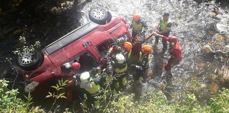 Herido tras salirse de la vía con el vehículo de conducía y caer al río en la tarde de ayer en Caso