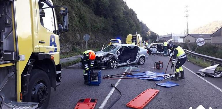 Tres heridos al colisionar frontalmente dos vehículos en Mieres
