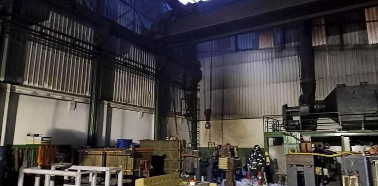 Extinguido un incendio industrial declarado esta madrugada en Lugones