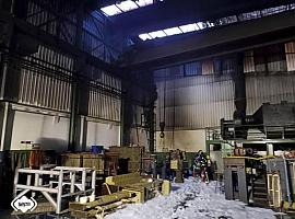 Extinguido un incendio industrial declarado esta madrugada en Lugones