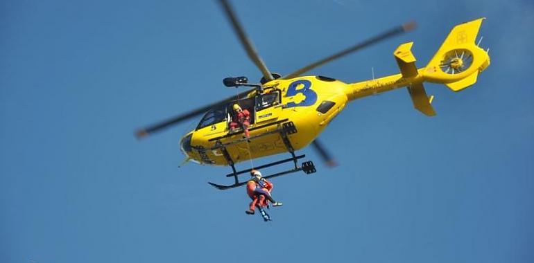 Rescate a bordo del helicòptero medicalizado del SEPA tras sufrir una caída en Cualladrona, en Morcín